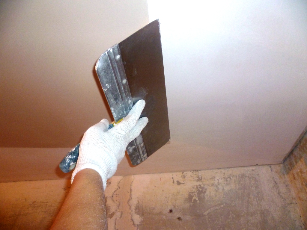Как шпатлевать потолок своими руками